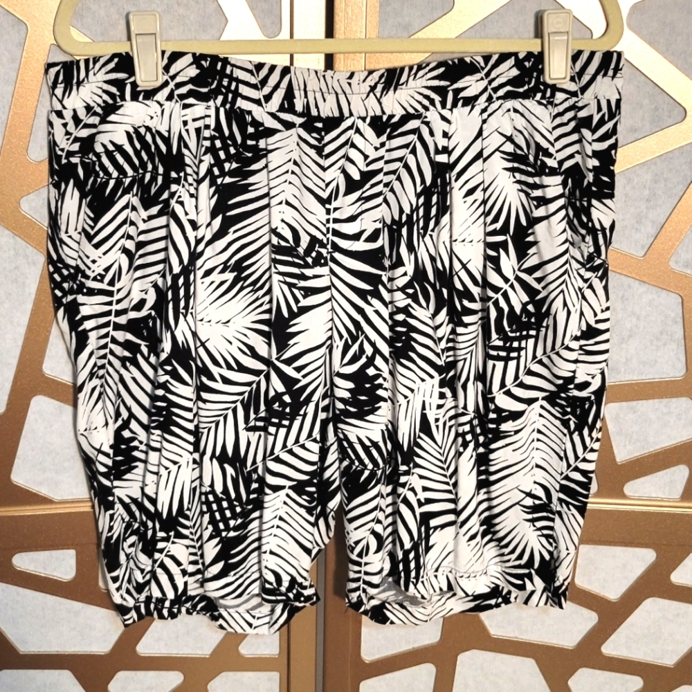 OLD NAVY Soft Bermuda Short Palm Print